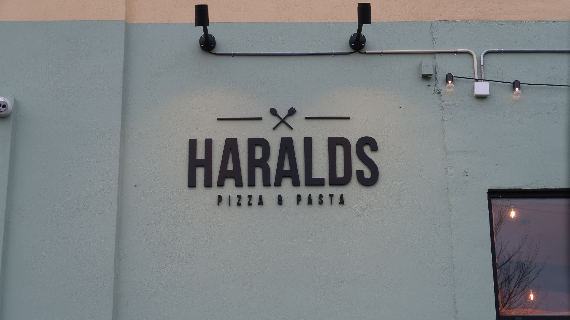 Pizzerka, kde sme strávili polhodinu prekladaním dánskeho menu